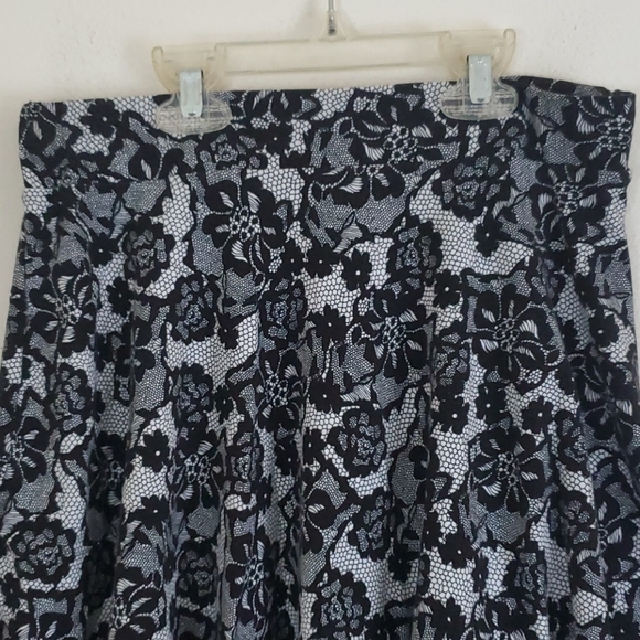 Ultra Teeze Black & White Mini Flare Skirt Juniors L - Picture 2 of 4